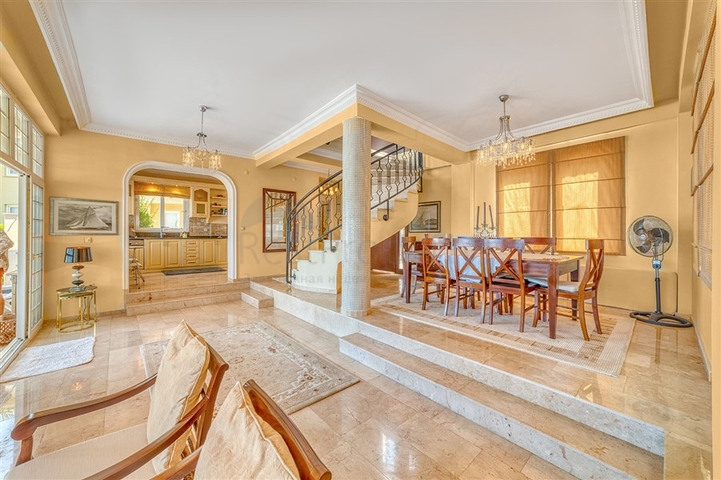 فيلا منفصلة 3 + 1 في مجمع واسع النطاق في منطقة كارجيجاك