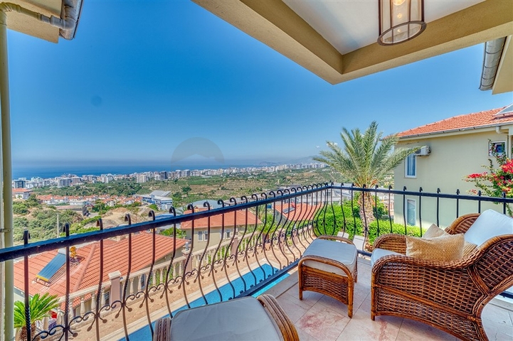 فيلا منفصلة 3 + 1 في مجمع واسع النطاق في منطقة كارجيجاك