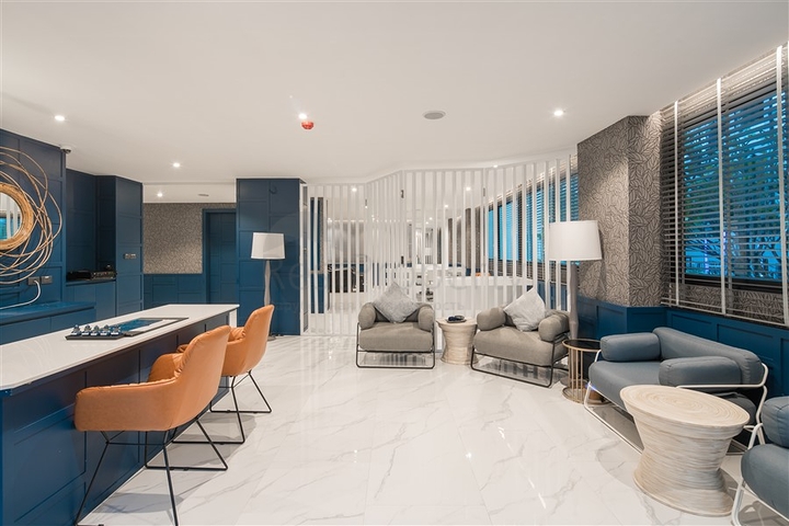 عمارات مع بنية تحتية فندقية بالقرب من شاطئ كامالا