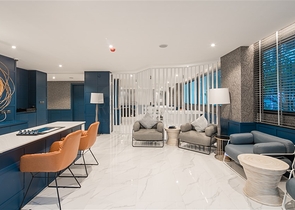 عمارات مع بنية تحتية فندقية بالقرب من شاطئ كامالا