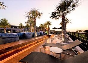 عمارات مع بنية تحتية فندقية بالقرب من شاطئ كامالا