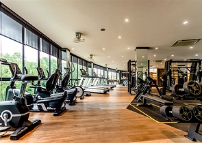 عمارات مع بنية تحتية فندقية بالقرب من شاطئ كامالا