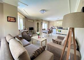 شقة فسيحة 2 + 1 على بعد 300 متر من البحر في منطقة أوبا