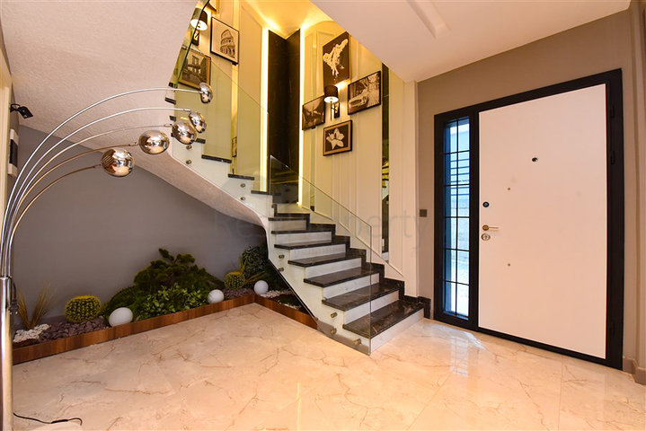 فيلا 4+1 بتصميم عصري في منطقة كارجيجاك الخلابة