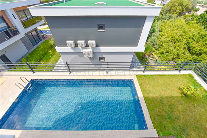 فيلا 4+1 بتصميم عصري في منطقة كارجيجاك الخلابة