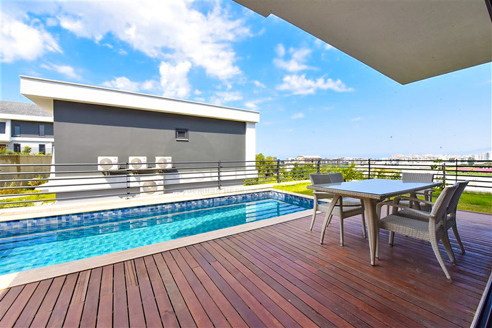 فيلا 4+1 بتصميم عصري في منطقة كارجيجاك الخلابة