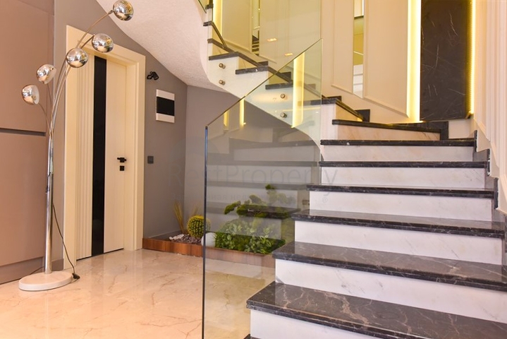 فيلا 4+1 بتصميم عصري في منطقة كارجيجاك الخلابة