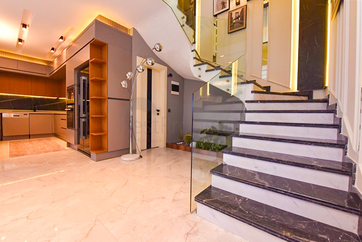 فيلا 4+1 بتصميم عصري في منطقة كارجيجاك الخلابة