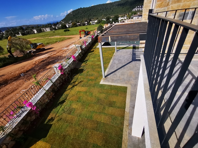 فيلات في منطقة توركبوكيو الخلابة ، محاطة بالخضرة الكثيفة. 