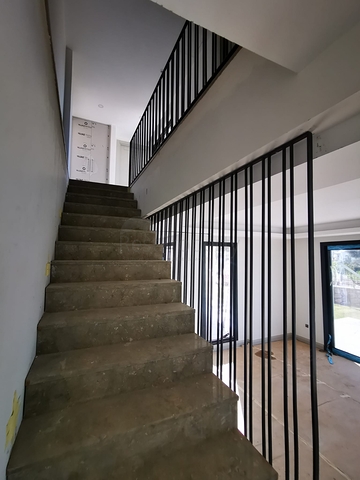 فيلات في منطقة توركبوكيو الخلابة ، محاطة بالخضرة الكثيفة. 