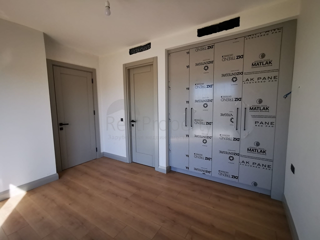 فيلات في منطقة توركبوكيو الخلابة ، محاطة بالخضرة الكثيفة. 