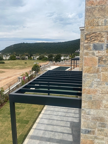 فيلات في منطقة توركبوكيو الخلابة ، محاطة بالخضرة الكثيفة. 