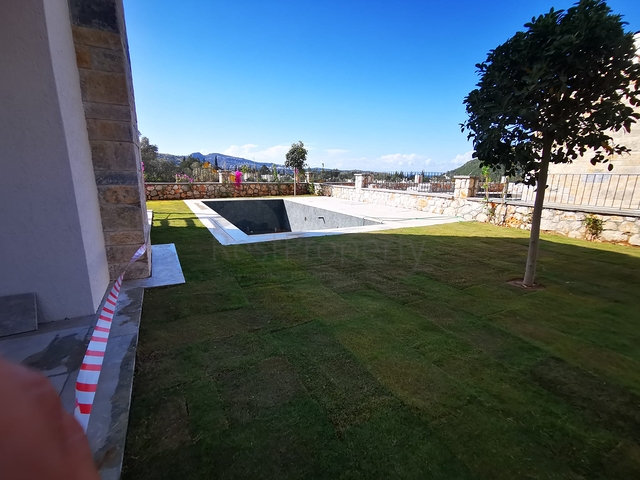 فيلات في منطقة توركبوكيو الخلابة ، محاطة بالخضرة الكثيفة. 