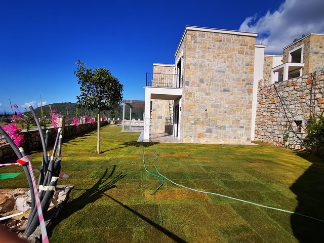 فيلات في منطقة توركبوكيو الخلابة ، محاطة بالخضرة الكثيفة. 