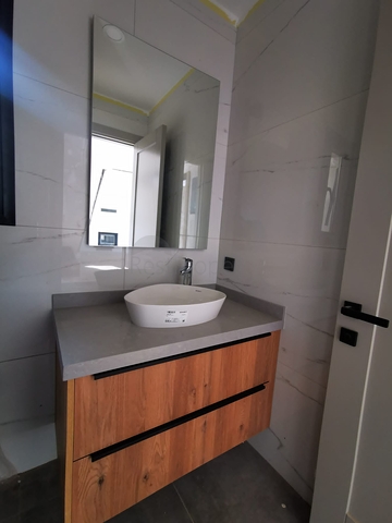 فيلات في منطقة توركبوكيو الخلابة ، محاطة بالخضرة الكثيفة. 