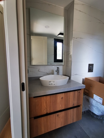 فيلات في منطقة توركبوكيو الخلابة ، محاطة بالخضرة الكثيفة. 