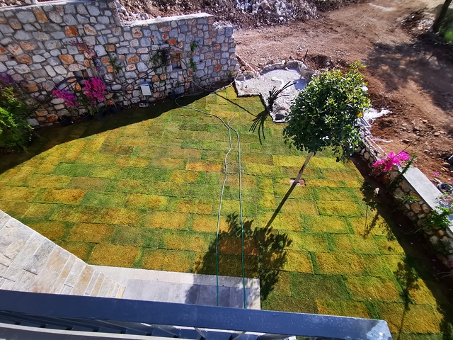 فيلات في منطقة توركبوكيو الخلابة ، محاطة بالخضرة الكثيفة. 