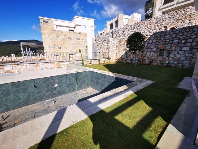 فيلات في منطقة توركبوكيو الخلابة ، محاطة بالخضرة الكثيفة. 