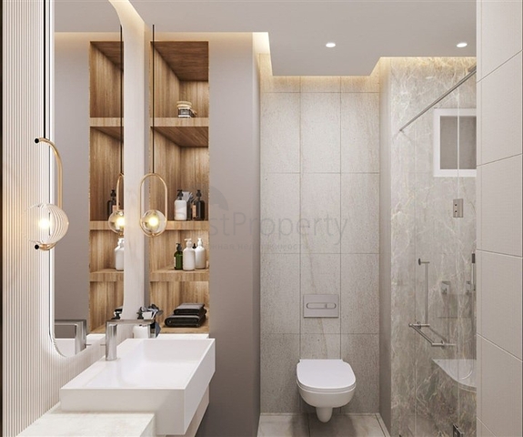 يقع المجمع على بعد 600 متر فقط من البحر في مرسين