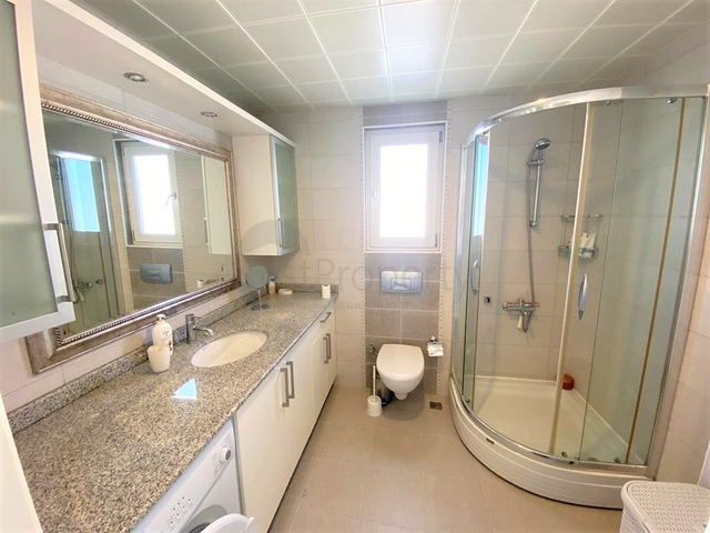 بنتهاوس مفروشة مشرقة من خمس غرف في منطقة أوبا