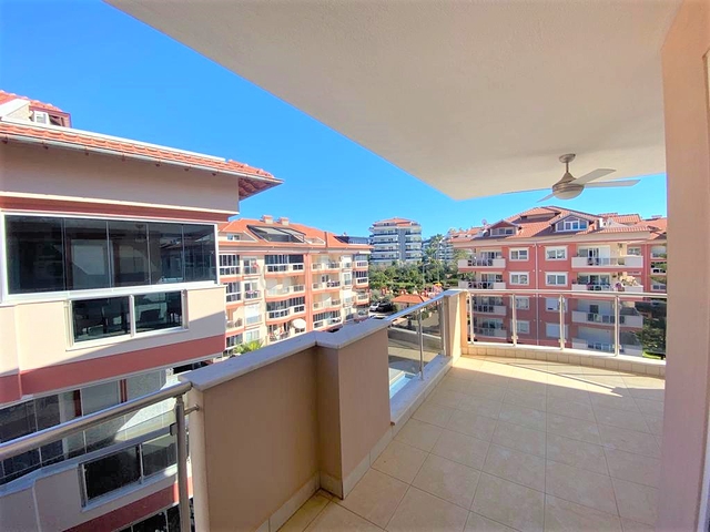 بنتهاوس مفروشة مشرقة من خمس غرف في منطقة أوبا