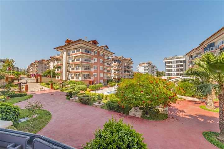 بنتهاوس مفروشة مشرقة من خمس غرف في منطقة أوبا