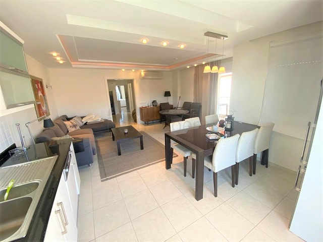 بنتهاوس مفروشة مشرقة من خمس غرف في منطقة أوبا