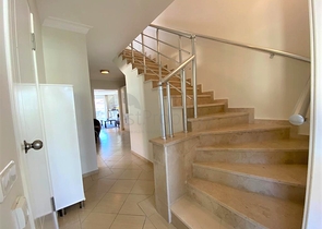 بنتهاوس مفروشة مشرقة من خمس غرف في منطقة أوبا