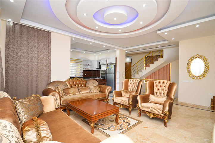 فيلا في سيتا 4 + 1 مع حديقة صغيرة وإطلالات على البحر والجبل في منطقة كارجيجاك الخلابة