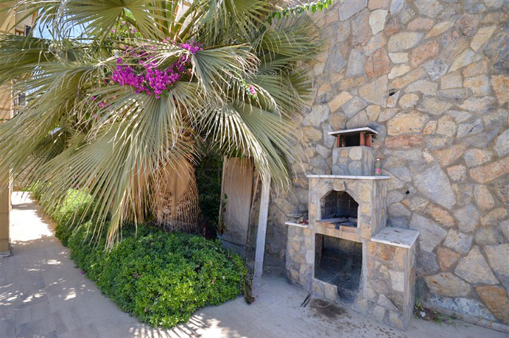 فيلا في سيتا 4 + 1 مع حديقة صغيرة وإطلالات على البحر والجبل في منطقة كارجيجاك الخلابة