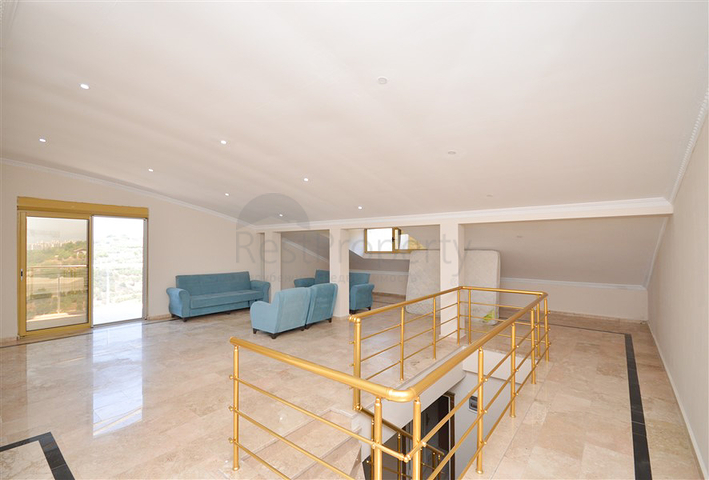 فيلا في سيتا 4 + 1 مع حديقة صغيرة وإطلالات على البحر والجبل في منطقة كارجيجاك الخلابة