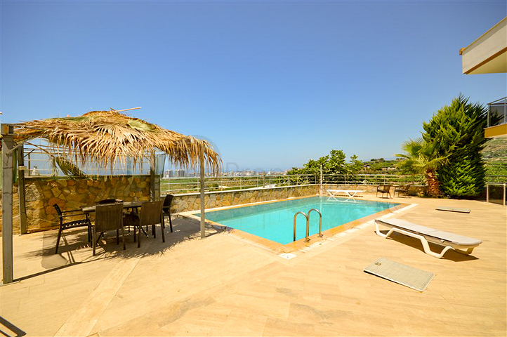 فيلا في سيتا 4 + 1 مع حديقة صغيرة وإطلالات على البحر والجبل في منطقة كارجيجاك الخلابة