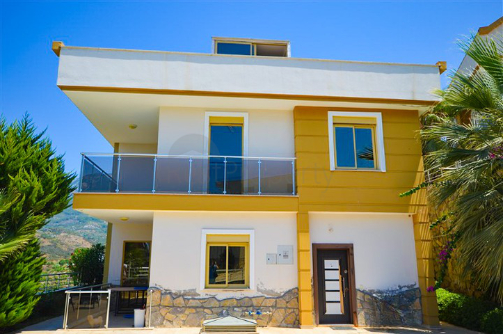 فيلا في سيتا 4 + 1 مع حديقة صغيرة وإطلالات على البحر والجبل في منطقة كارجيجاك الخلابة