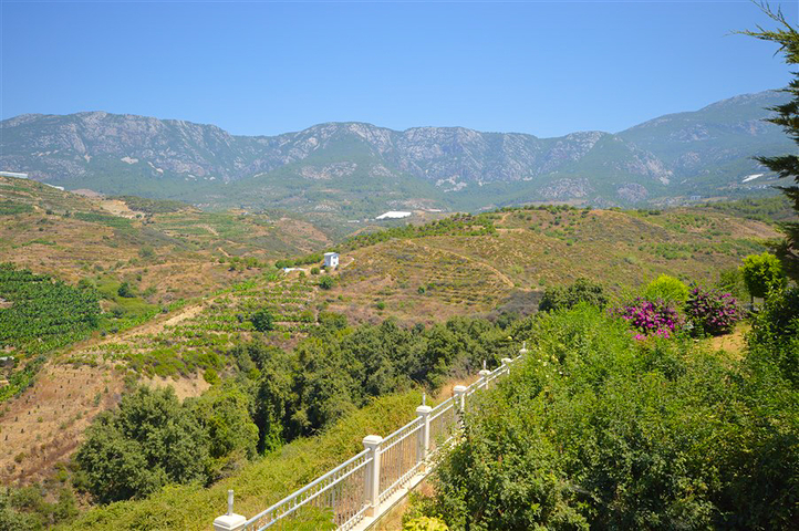 فيلا في سيتا 4 + 1 مع حديقة صغيرة وإطلالات على البحر والجبل في منطقة كارجيجاك الخلابة