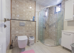 شقة فسيحة 2 + 1 من المالك على بعد 400 متر من البحر في منطقة محمودلار  