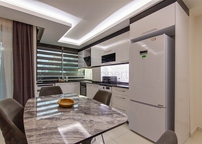 شقة فسيحة 2 + 1 من المالك على بعد 400 متر من البحر في منطقة محمودلار  