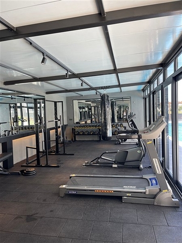 شقة 1+1 في مجمع جديد في غازي باشا ، على بعد 600 متر من البحر