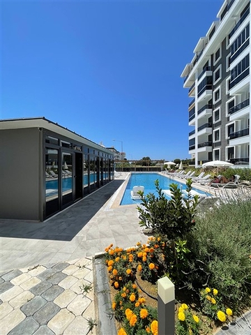 شقة 1+1 في مجمع جديد في غازي باشا ، على بعد 600 متر من البحر