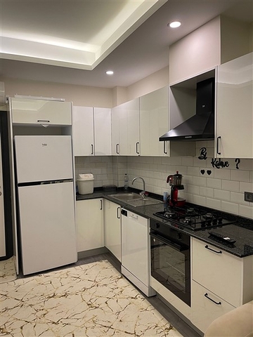 شقة 1+1 في مجمع جديد في غازي باشا ، على بعد 600 متر من البحر