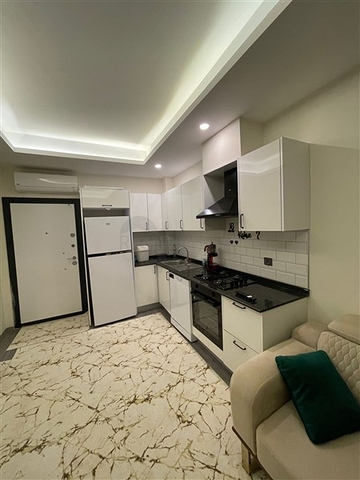 شقة 1+1 في مجمع جديد في غازي باشا ، على بعد 600 متر من البحر