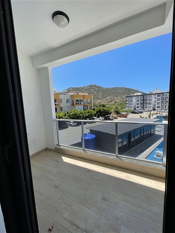 شقة 1+1 في مجمع جديد في غازي باشا ، على بعد 600 متر من البحر