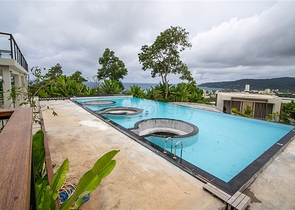 عمارات حديثة مع مناظر خلابة لبحر أندامان