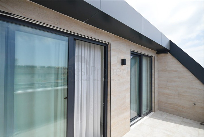 بنتهاوس 2+1 بإطلالة جميلة في منطقة شاطئ كليوباترا للإيجار