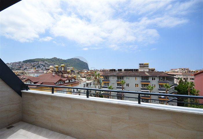 بنتهاوس 2+1 بإطلالة جميلة في منطقة شاطئ كليوباترا للإيجار