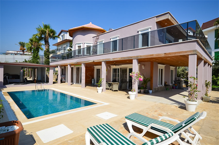 فيلا للحصول على الجنسية في منطقة كستل