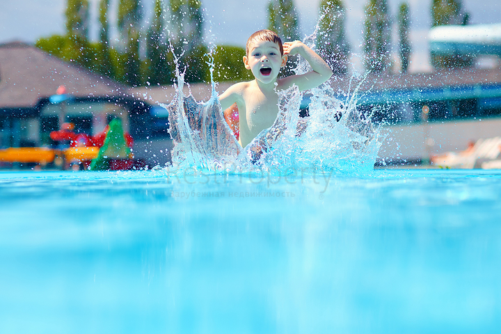 مساكن تطل على البحر ، مع طبيعة مذهلة بعيدا عن ضجيج المدينة.