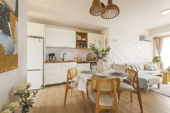 المجمع في المرحلة النهائية من البناء ، على بعد 150 متر من البحر