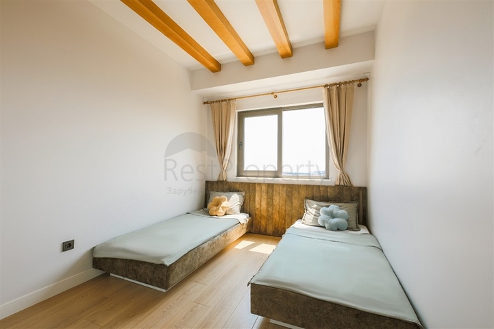 المجمع في المرحلة النهائية من البناء ، على بعد 150 متر من البحر