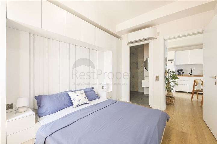 المجمع في المرحلة النهائية من البناء ، على بعد 150 متر من البحر