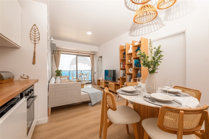 المجمع في المرحلة النهائية من البناء ، على بعد 150 متر من البحر